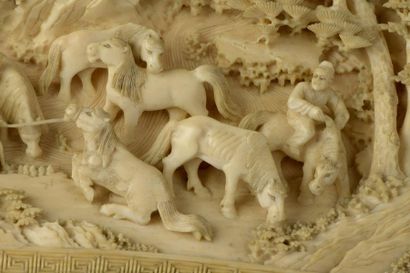 null Ecran de table en ivoire sculpté et ciselé, figurant les Huit chevaux du roi...