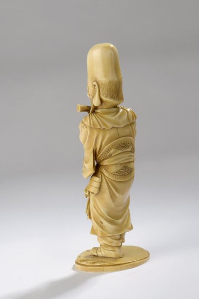 null Okimono en ivoire figurant Fukurukuju debout, jouant de la flûte.
Socle en ivoire....
