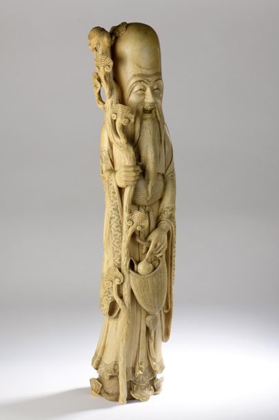  Importante statuette en ivoire, Shoulao debout, son bâton de lingzhi dans la main...