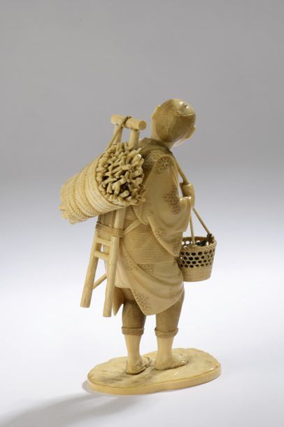  Okimono en ivoire, homme marchant avec une échelle et un fagot de bois dans le dos,...