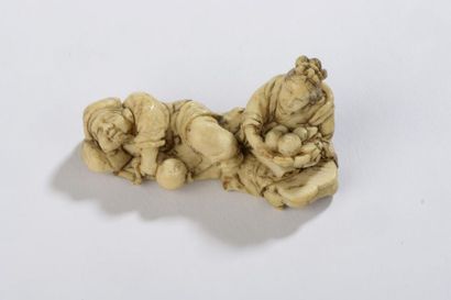 null Netsuke en ivoire, Daikoku et Benten, Daikoku la tête sur une pierre et une...