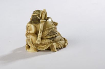 null Netsuke en ivoire, Shoki terrassant un oni, un autre couché.
Une petite partie...