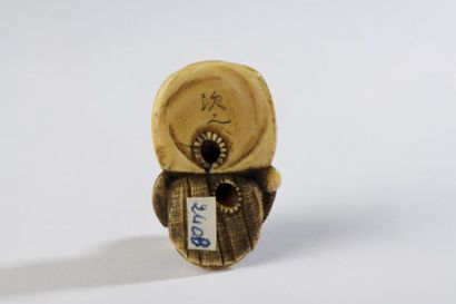 null Netsuke en ivoire, oni penché sur un énorme grelot.
Signé Jishi.
Japon, période...