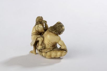 null Netsuke en ivoire de morse, oni avec un masseur.
Non signé.
Japon, période Meiji...