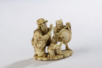 null Petit okimono dans le style des netsuke, en ivoire, Emma ô avec un enfant et...