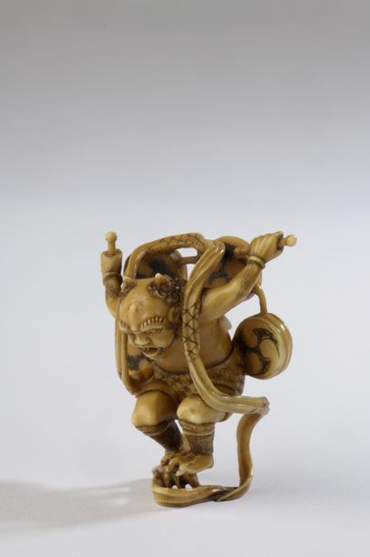 null Petit okimono en ivoire dans le style des netsuke, Raiden frappant quatre tambours...