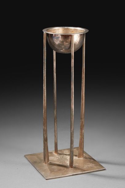 null CHARLES RENNIE MACKINTOSH (1868-1928)
Bougeoir modèle Cranston en métal argenté,...