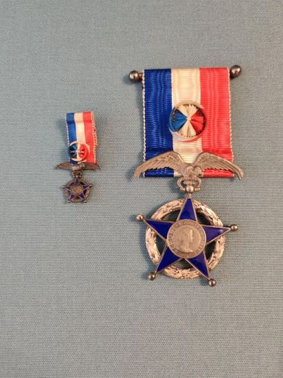 Chili. Croix de l'Ordre du Mérite en métal...