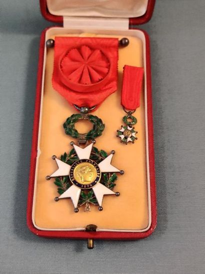 France. Croix d'officier de l'Ordre de la...