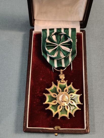 null France. Croix d'officier de l'Ordre des Arts et Lettres en métal émaillé, avec...