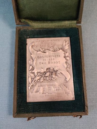 null France. Plaque en argent. On y joint une plaque en bronze décernée par la Ville...