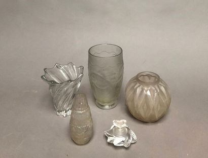 Lot comprenant :
- 2 vases en verre moulé,...