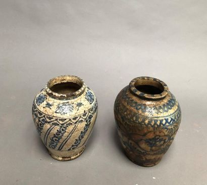 Deux pots en céramique à décor stylisé bleu.
Accidents
Env....