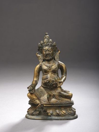null Statuette en alliage cuivreux figurant Vaishravana sous sa forme Kubera, assis...
