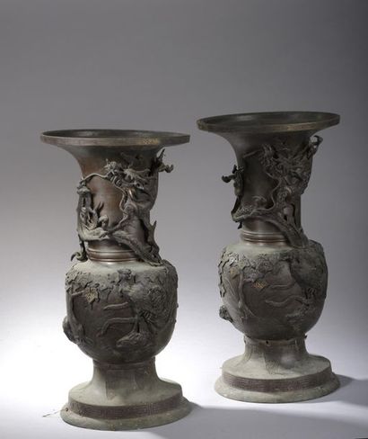 null Paire de vases en alliage cuivreux, le décor en relief de dragons et d’oiseaux...