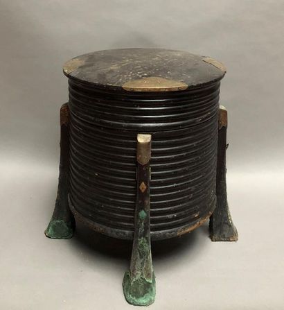 null Hokkai (boîte à étoffes couverte) en bois laqué brun, à panse cylindrique, annelée,...