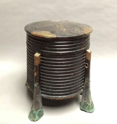 null Hokkai (boîte à étoffes couverte) en bois laqué brun, à panse cylindrique, annelée,...