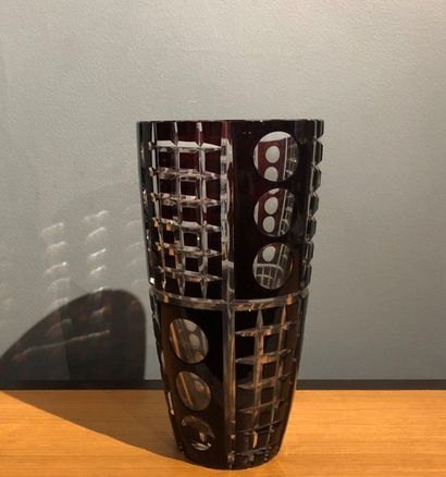 null Vase en cristal taillé de motifs géométriques.
H. 26 cm