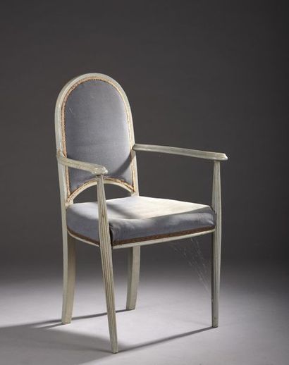 null TRAVAIL FRANCAIS 1920 
Fauteuil en bois laqué gris à dossier droit arrondi et...