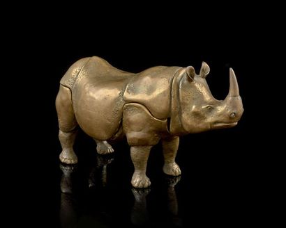 null ÉCOLE MODERNE
Rhinocéros
Sculpture en plâtre et bronze doré, signée
8 x 24,5...
