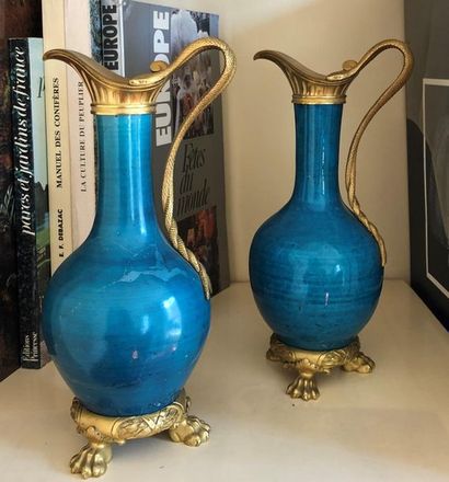 null Paire de vases bleus, formant carafes, monture en bronze ciselé et doré, anse...