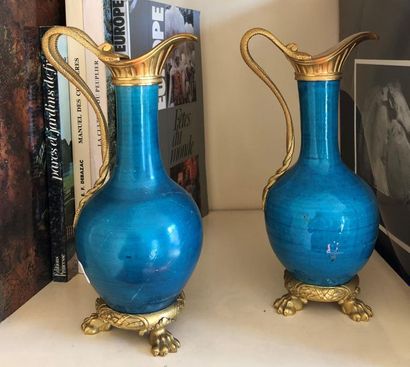 null Paire de vases bleus, formant carafes, monture en bronze ciselé et doré, anse...