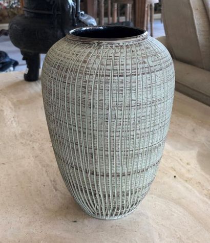 Vase en céramique strié
Porte un numéro 643/21
XXème...