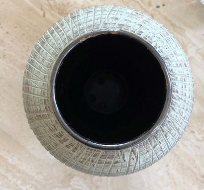 null Vase en céramique strié
Porte un numéro 643/21
XXème siècle