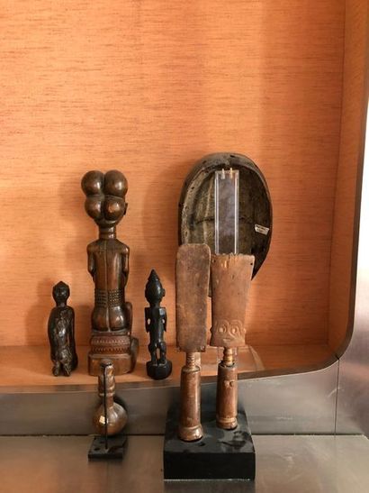 null Statuette de femme assise sur un tabouret, le corps orné de scarifications
Patine...