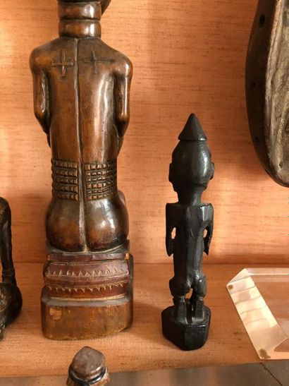 null Statuette de femme assise sur un tabouret, le corps orné de scarifications
Patine...