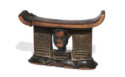 null Appui-nuque Shona, Zimbabwe
En bois décoré d'une tête stylisée et de motifs...
