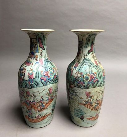 null CHINE FIN DU XIXE – DEBUT DU XXE SIECLE
Paire de vases en porcelaine polychrome...