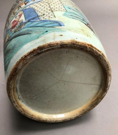 null CHINE FIN DU XIXE – DEBUT DU XXE SIECLE
Paire de vases en porcelaine polychrome...