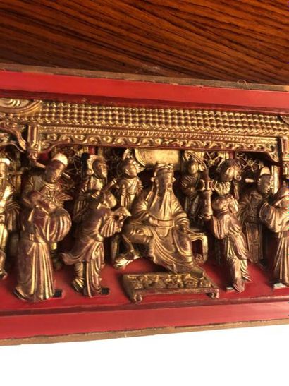 null CHINE XXE SIECLE
Deux panneaux décoratifs en bois laqué rouge et or, sculpté...
