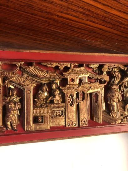 null CHINE XXE SIECLE
Deux panneaux décoratifs en bois laqué rouge et or, sculpté...
