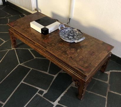 null CHINE XXE SIECLE
Table basse rectangulaire en bois laqué et peint à décor de...