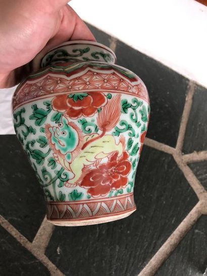 null LOT COMPRENANT :
- CHINE FIN DU XIXE SIECLE
Vase en porcelaine rouge et vert...