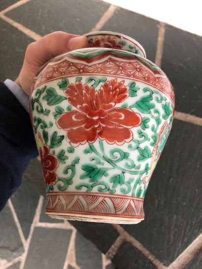 null LOT COMPRENANT :
- CHINE FIN DU XIXE SIECLE
Vase en porcelaine rouge et vert...
