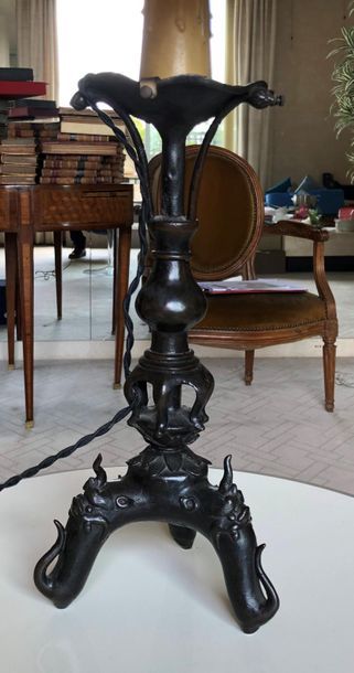 Pied de lampe en bronze patiné à décor de...