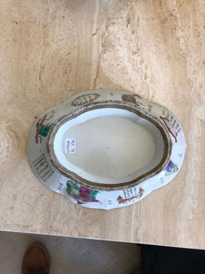 null Lot comprenant un petit plat et un bol en porcelaine
Une marque sous le bol
Chine
6...