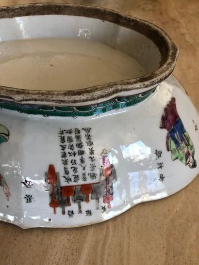 null Lot comprenant un petit plat et un bol en porcelaine
Une marque sous le bol
Chine
6...
