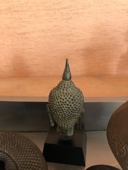 null Lot comprenant :
- Cendrier en bronze, Japon, fin du XIXème siècle, d : 19,5...