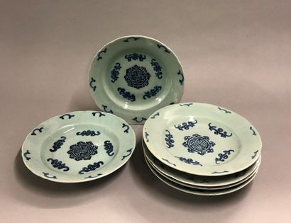 null Six assiettes en porcelaine à motifs bleus, signées
Chine du Sud, fin du XIXème...