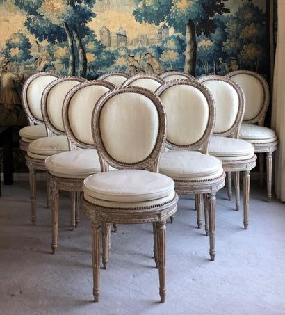 Suite de dix chaises de styles Louis XVI
En...