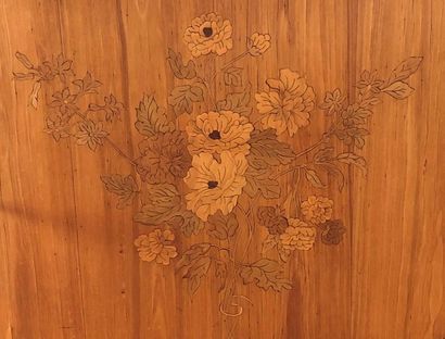 null Commode de style Transition en bois de placage à décor de jetées de fleurs,...