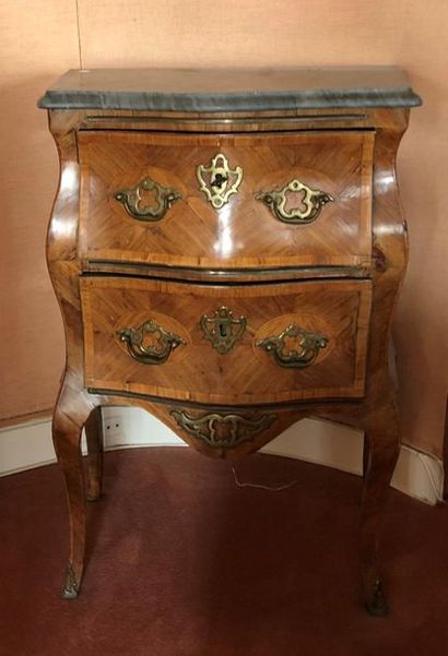 null Petite commode mouvementée en bois de placage marqueté en feuilles et filets,...