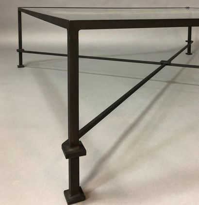 null Grande table basse en métal patiné, entretoise en X, plateau verre
XXème siècle
41,5...