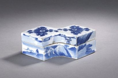 null Porcelain box in the shape of two joined lozenges, decorated in blue with floral...