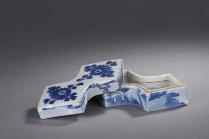 null Porcelain box in the shape of two joined lozenges, decorated in blue with floral...