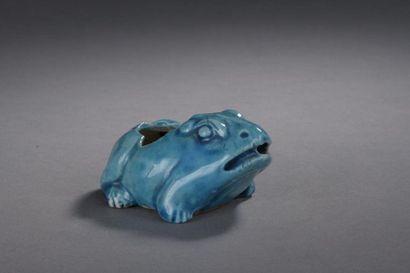 null BRUSH RINSE in turquoise blue enamelled stoneware in the shape of a frog.

China,...
